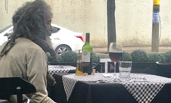 MORADOR DE RUA ALMOÇA EM RESTAURANTE DE LUXO, PAGA A CONTA E RELATO COMOVE INTERNAUTAS - News Rondônia
