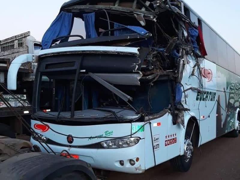 UM MORTO E DOIS FERIDOS APÓS COLISÃO ENVOLVENDO ÔNIBUS DA EUCATUR E CAMINHÃO BOIADEIRO - News Rondônia