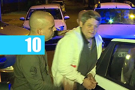 HOMEM QUE MATOU MULHER NA FRENTE DO FILHO CHEGA SORRINDO NA DELEGACIA - News Rondônia