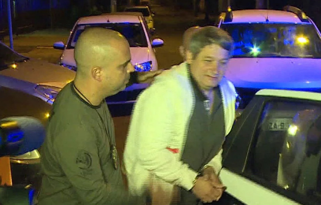 HOMEM QUE MATOU MULHER NA FRENTE DO FILHO CHEGA SORRINDO NA DELEGACIA - News Rondônia