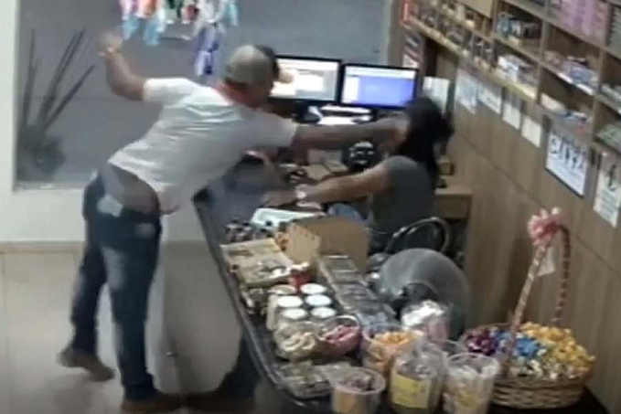 COVARDE: Em vídeo, homem 'apaga' ex-mulher no soco em Rondônia - News Rondônia