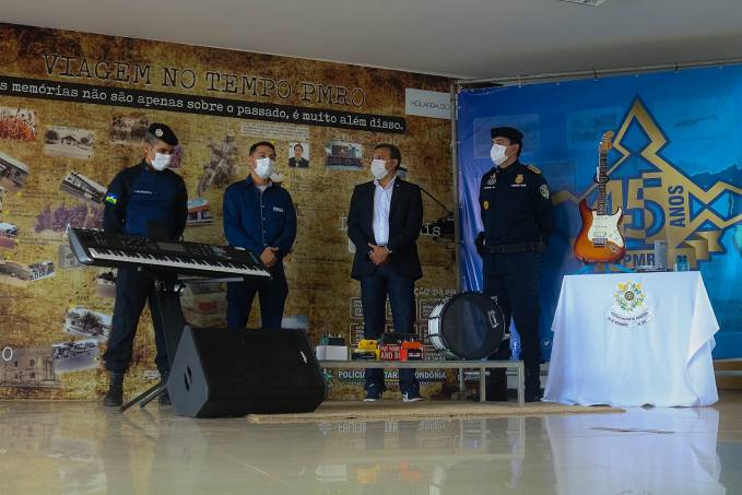 Deputado Alex Silva entrega instrumentos musicais para a banda combo da polícia militar - News Rondônia