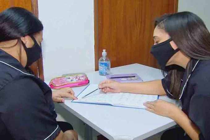 Mulher ensina colega do trabalho a ler e escrever no horário de almoço - News Rondônia
