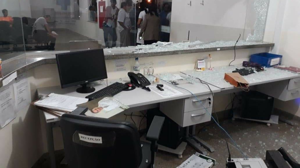QUEBRA-QUEBRA: SEM DORMIR, HOMEM SURTA E DESTRÓI UPA POR DEMORA NO ATENDIMENTO; VEJA VÍDEO - News Rondônia