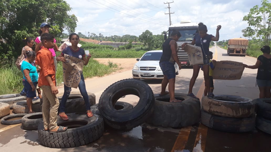 URGENTE - MANIFESTANTES BLOQUEIAM BR-425 EM PROTESTO CONTRA FALTA DE TRANSPORTE ESCOLAR NO DISTRITO DO ARARAS - News Rondônia