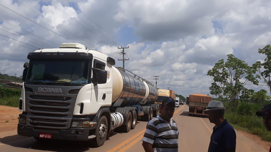 URGENTE - MANIFESTANTES BLOQUEIAM BR-425 EM PROTESTO CONTRA FALTA DE TRANSPORTE ESCOLAR NO DISTRITO DO ARARAS - News Rondônia