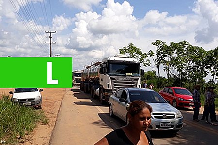 URGENTE - MANIFESTANTES BLOQUEIAM BR-425 EM PROTESTO CONTRA FALTA DE TRANSPORTE ESCOLAR NO DISTRITO DO ARARAS - News Rondônia