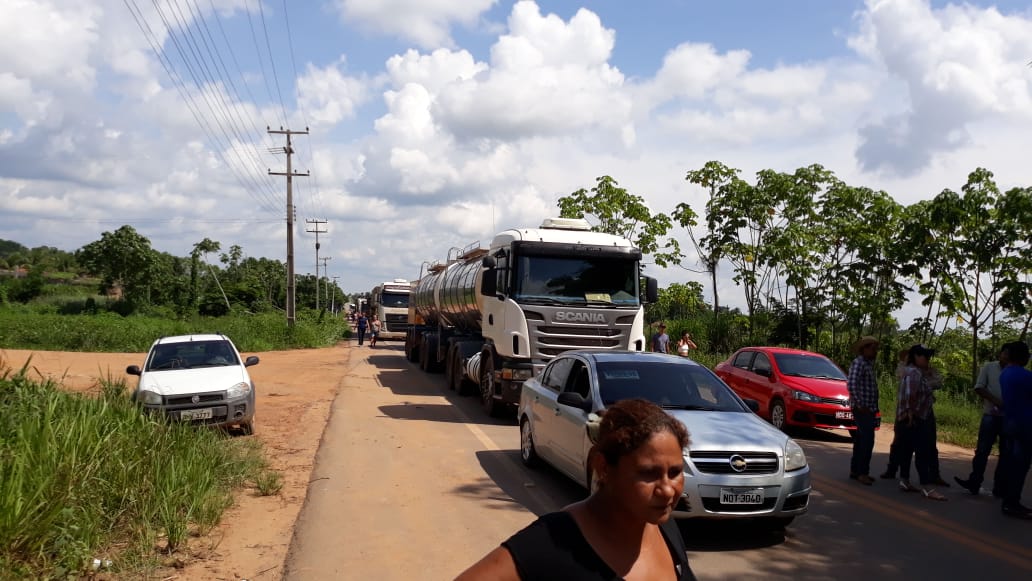 URGENTE - MANIFESTANTES BLOQUEIAM BR-425 EM PROTESTO CONTRA FALTA DE TRANSPORTE ESCOLAR NO DISTRITO DO ARARAS - News Rondônia