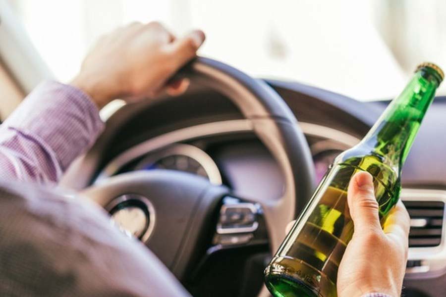 Após ser flagrado bebendo cerveja enquanto dirigia, motorista agride policial com soco em Corumbiara - News Rondônia