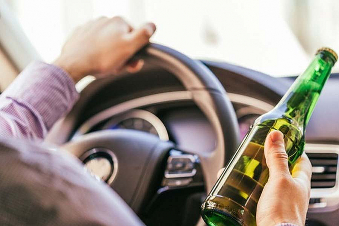Após ser flagrado bebendo cerveja enquanto dirigia, motorista agride policial com soco em Corumbiara - News Rondônia