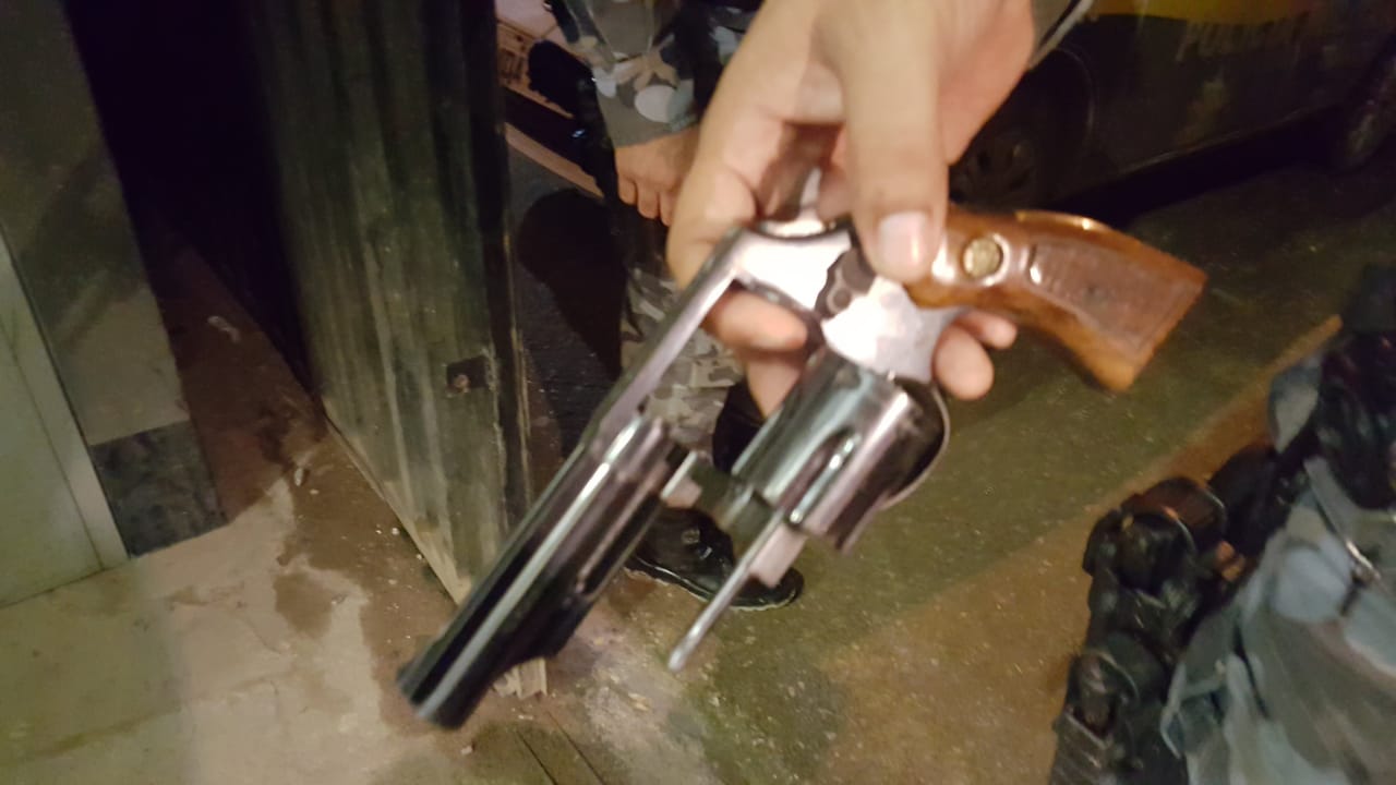 POLÍCIA PRENDE HOMEM ARMADO APÓS FAZER AMEAÇAS DE MORTE PARA IRMÃ - News Rondônia