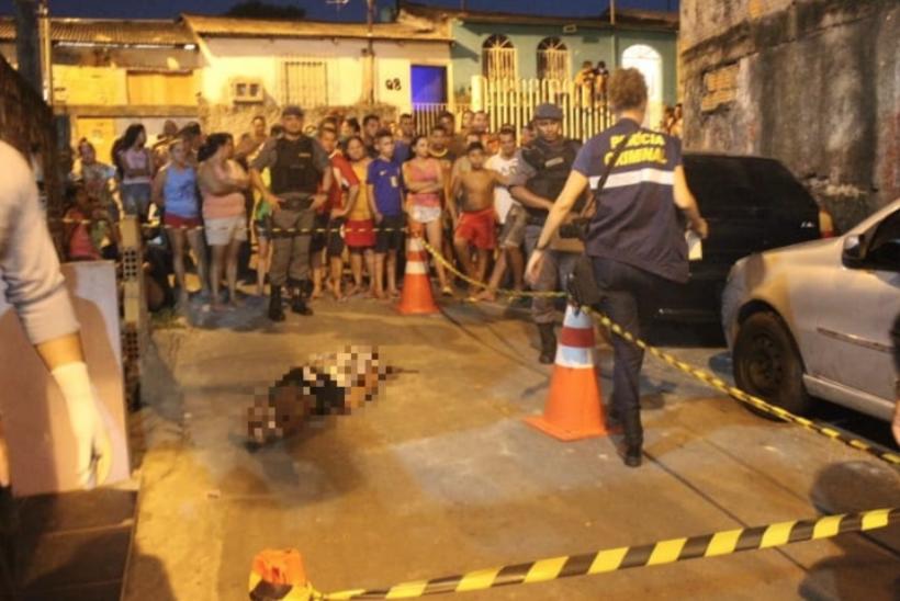 HOMEM É PERSEGUIDO E EXECUTADO A TIROS POR RIVAL NO MEIO DA RUA EM MANAUS - News Rondônia