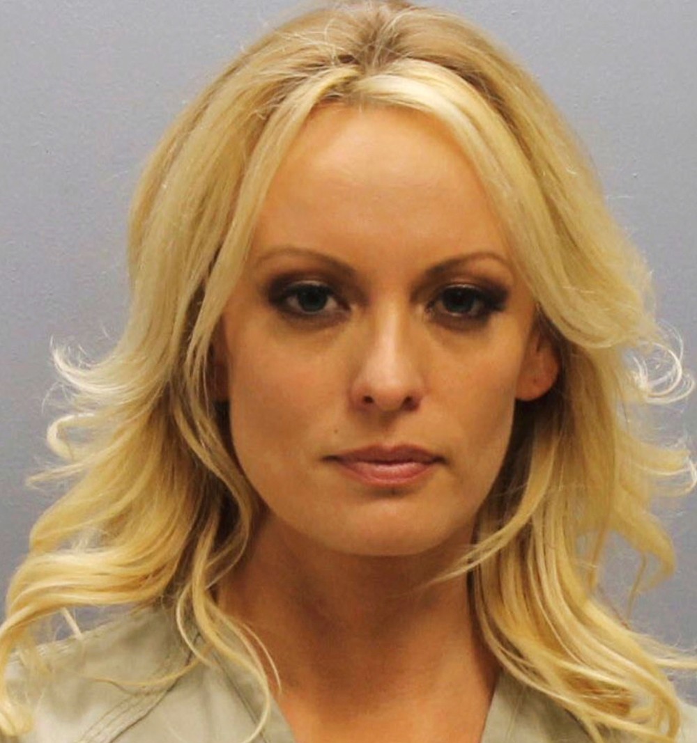 ATRIZ PORNÔ EM LITÍGIO COM TRUMP É PRESA EM CLUBE DE STRIPTEASE - News Rondônia