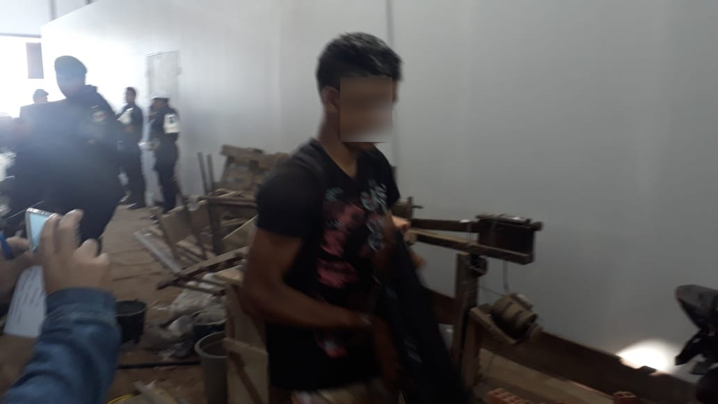 SUSPEITO DE TRÁFICO É PRESO EM FRENTE DE CASA - News Rondônia