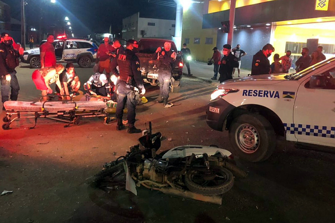 FRATURAS: Mulher tem duas pernas fraturadas em acidente entre carro e moto na zona sul - News Rondônia