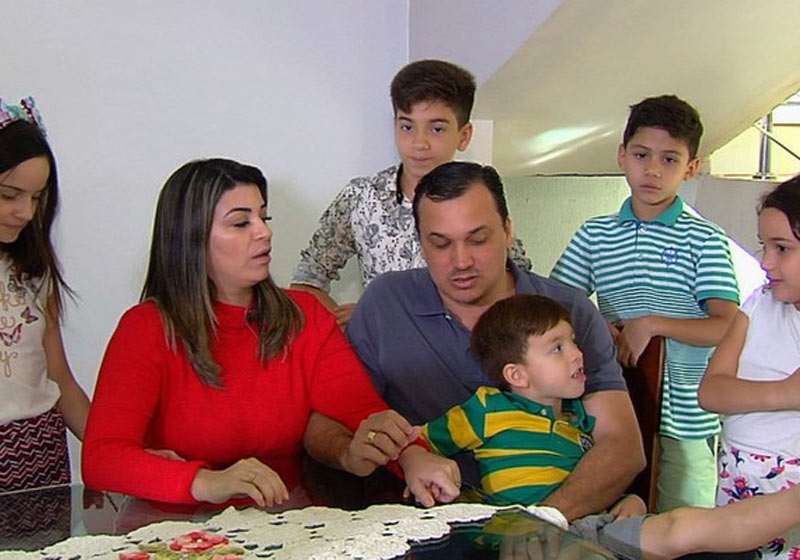 PAIS DE TRÊS FILHOS ADOTAM MAIS TRÊS IRMÃOS PRA NÃO SEPARAR A FAMÍLIA - News Rondônia