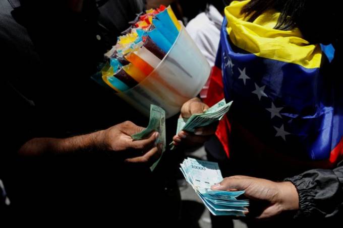VENEZUELA CORTA CINCO ZEROS DAS NOTAS DE DINHEIRO E LANÇA PACOTE - News Rondônia