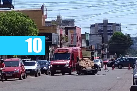 CONDUTORA CAPOTA VEÍCULO APÓS BATER EM AUTOMÓVEL ESTACIONADO - News Rondônia