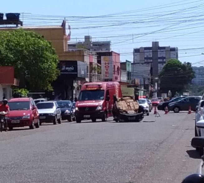 CONDUTORA CAPOTA VEÍCULO APÓS BATER EM AUTOMÓVEL ESTACIONADO - News Rondônia