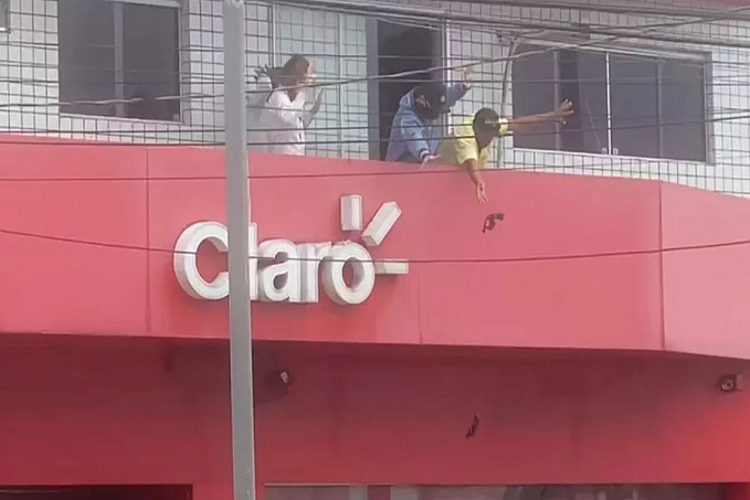 Suspeitos de tentar assaltar loja e fazer reféns se entregam após chegada da PM - News Rondônia