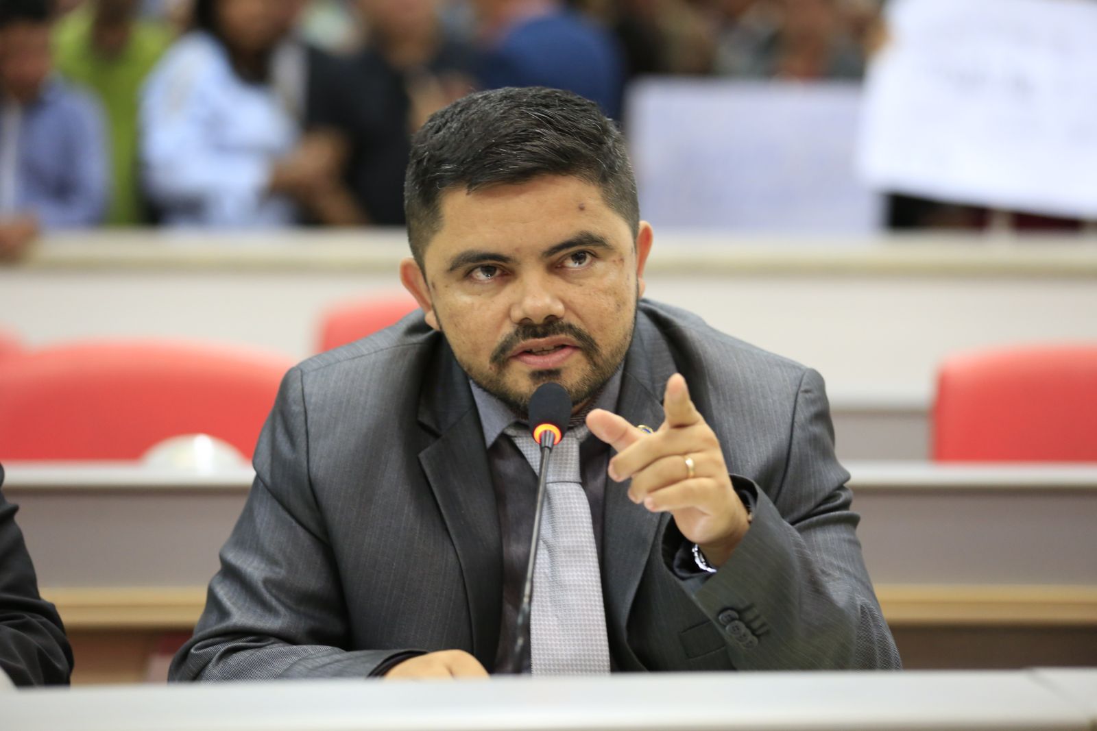 DEPUTADO JESUÍNO APROVA PROJETO DE LEI QUE IGUALA SALÁRIO ENTRE HOMENS E MULHERES - News Rondônia