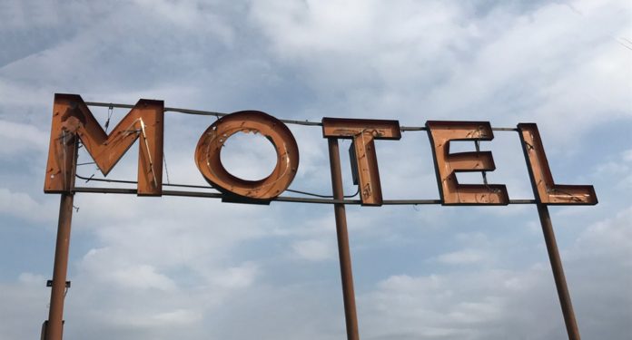 AUDACIOSOS: CASAL VAI A MOTEL, SAI SEM PAGAR E AINDA LEVA TELEVISÃO - News Rondônia