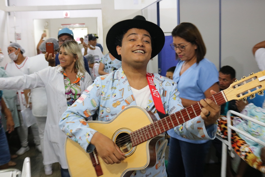 DR MELODIA USA A MÚSICA COMO 'REMÉDIO' EM VISITA AO PRONTO SOCORRO JOÃO PAULO II E CEMETRON, EM PORTO VELHO - News Rondônia