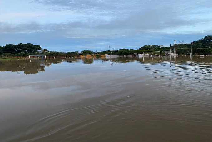 Nível do rio Jaru sobe, preocupa ribeirinhos e autoridades e já começa a deixar famílias desabrigadas - News Rondônia