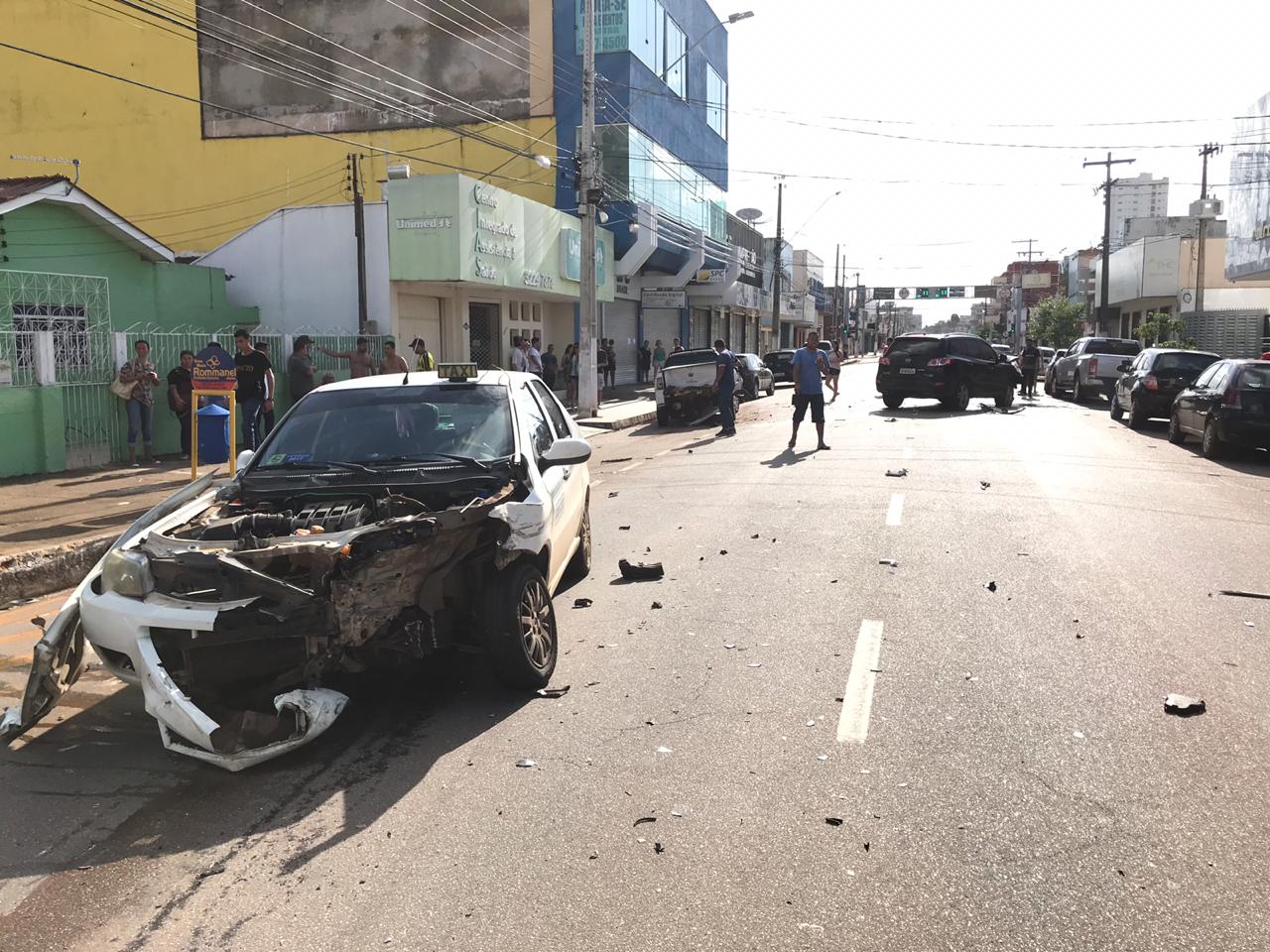 DESTRUIÇÃO - TAXISTA PASSA DIRETO EM CRUZAMENTO E CAUSA ACIDENTE COM OUTROS TRÊS VEÍCULOS - News Rondônia