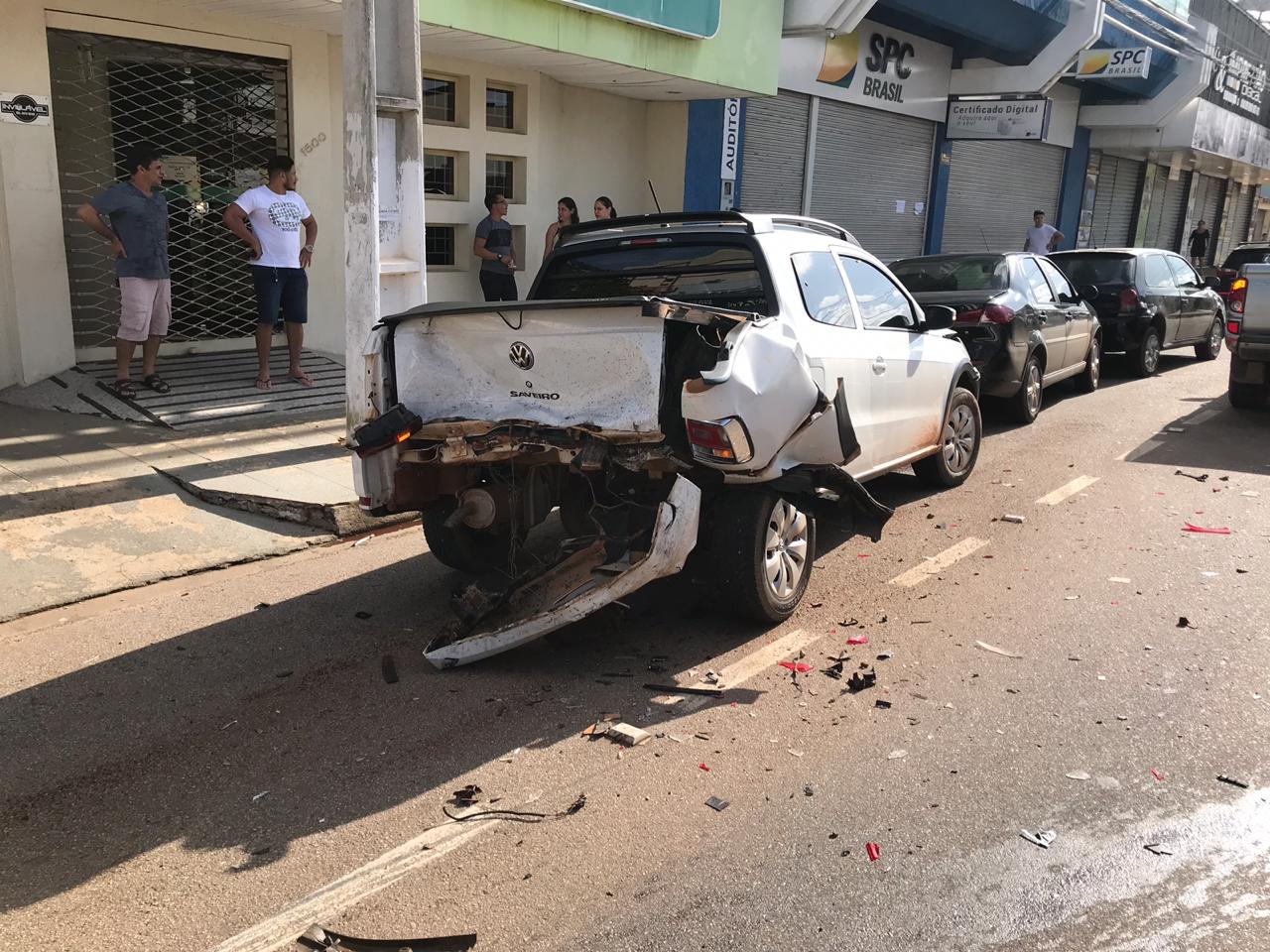 DESTRUIÇÃO - TAXISTA PASSA DIRETO EM CRUZAMENTO E CAUSA ACIDENTE COM OUTROS TRÊS VEÍCULOS - News Rondônia