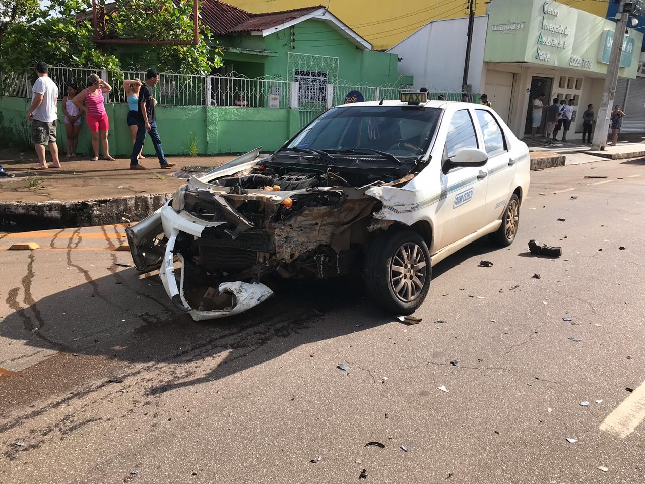 DESTRUIÇÃO - TAXISTA PASSA DIRETO EM CRUZAMENTO E CAUSA ACIDENTE COM OUTROS TRÊS VEÍCULOS - News Rondônia