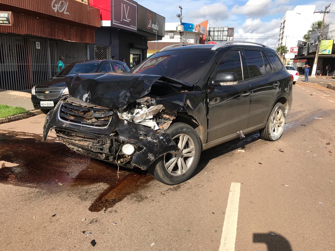 DESTRUIÇÃO - TAXISTA PASSA DIRETO EM CRUZAMENTO E CAUSA ACIDENTE COM OUTROS TRÊS VEÍCULOS - News Rondônia