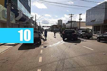 DESTRUIÇÃO - TAXISTA PASSA DIRETO EM CRUZAMENTO E CAUSA ACIDENTE COM OUTROS TRÊS VEÍCULOS - News Rondônia