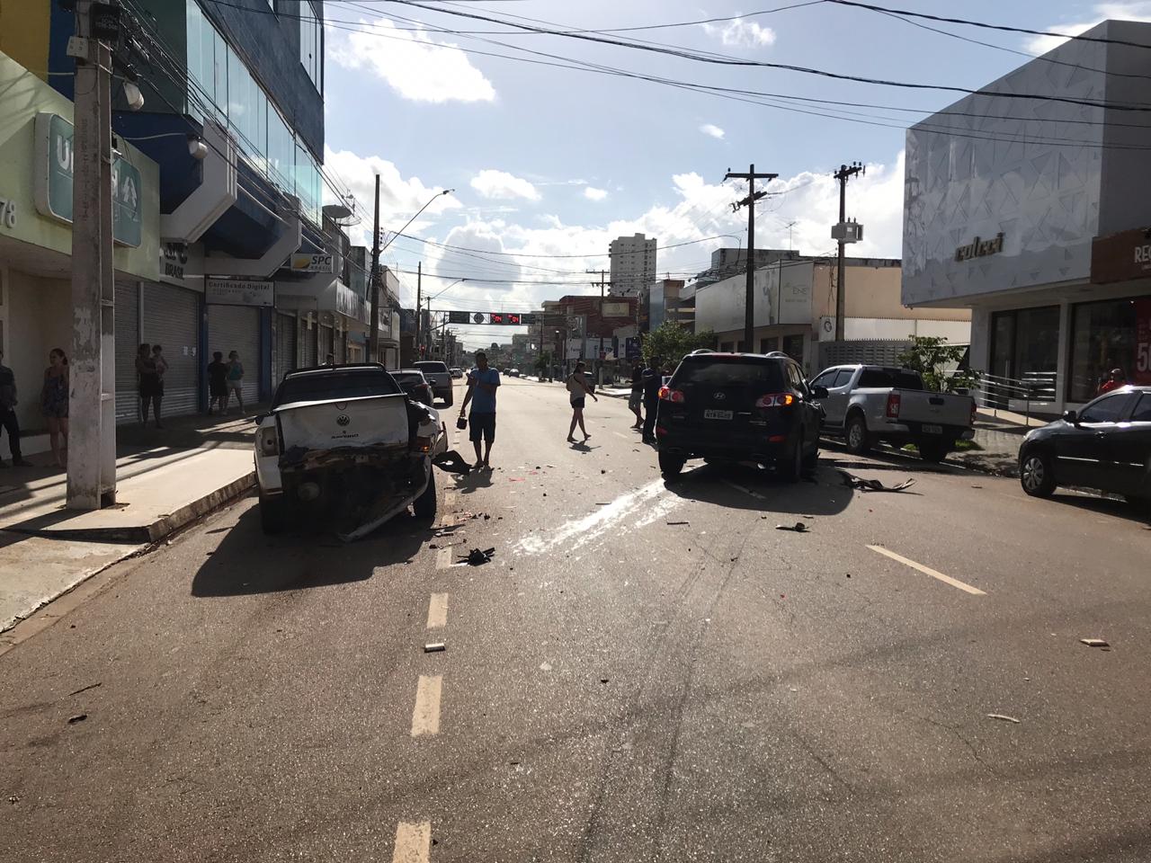 DESTRUIÇÃO - TAXISTA PASSA DIRETO EM CRUZAMENTO E CAUSA ACIDENTE COM OUTROS TRÊS VEÍCULOS - News Rondônia