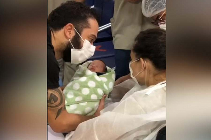 Mulher dá à luz intubada por Covid e conhece filho 18 dias depois - News Rondônia