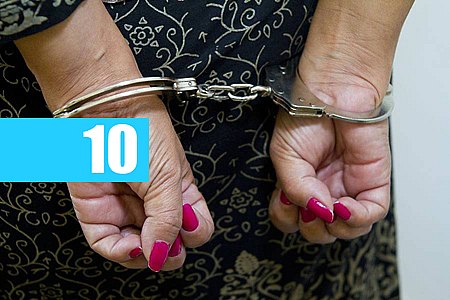 ACUSADA DE MALTRATAR FILHOS, UM DELES COM 4 MESES, MULHER DE 23 ANOS ATACA POLICIAIS E ACABA PRESA - News Rondônia