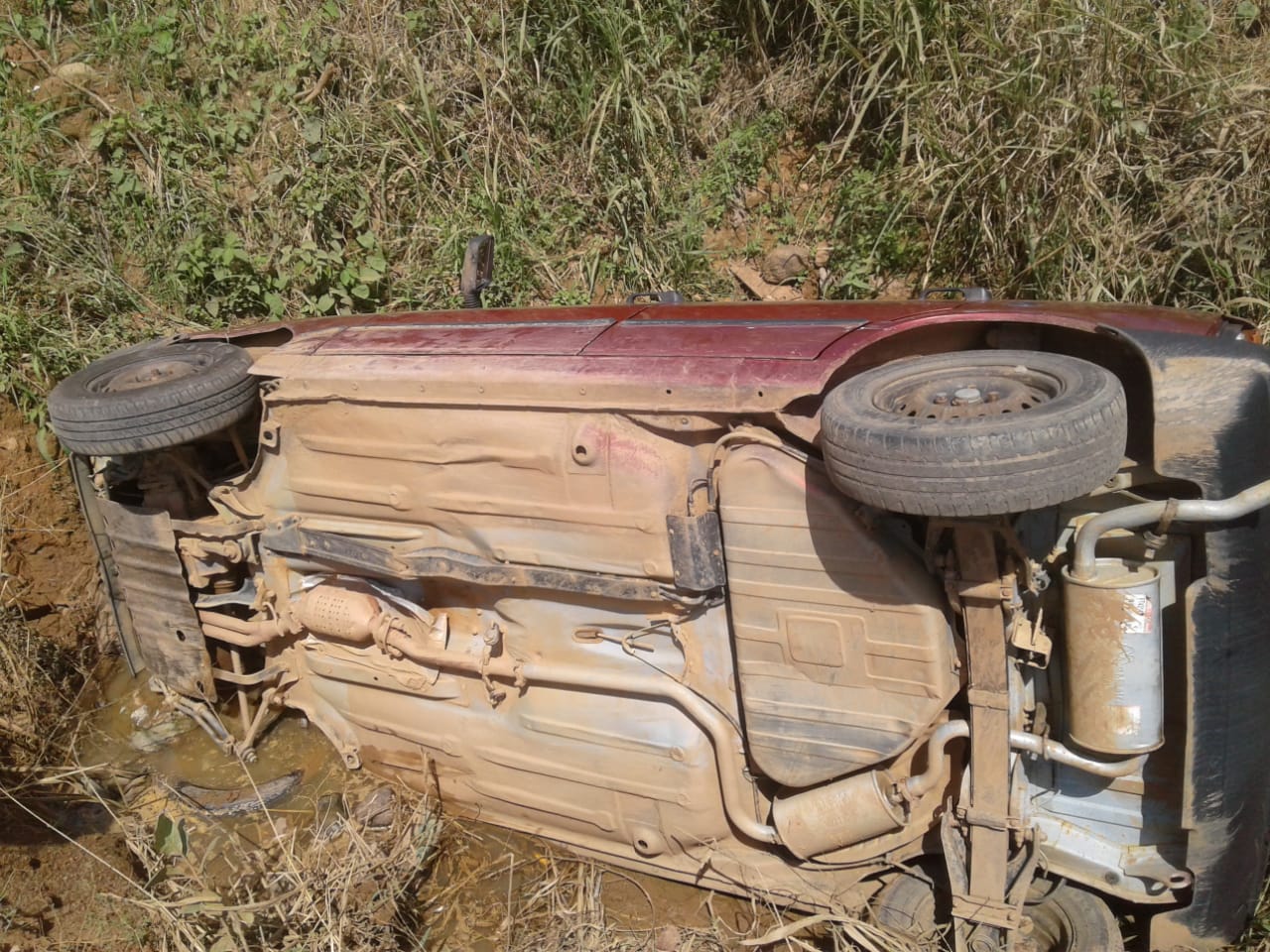 CONDUTOR FAZ CURVA FECHADA EM ESQUINA E ACABA JOGANDO VEÍCULO EM BURACO - News Rondônia