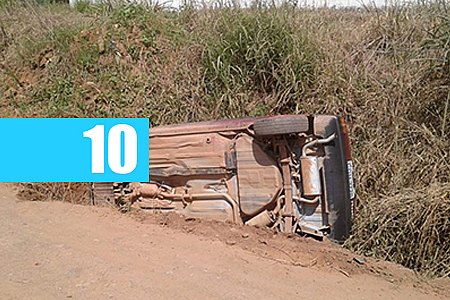 CONDUTOR FAZ CURVA FECHADA EM ESQUINA E ACABA JOGANDO VEÍCULO EM BURACO - News Rondônia
