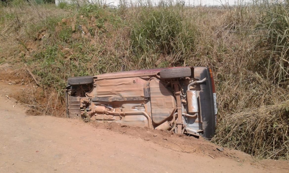 CONDUTOR FAZ CURVA FECHADA EM ESQUINA E ACABA JOGANDO VEÍCULO EM BURACO - News Rondônia