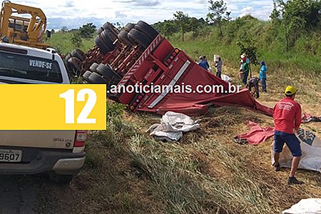 REBOQUE DE CARRETA CARREGADO DE SOJA SE DESPRENDE E CAPOTA NA BR-364, ENTRE JARU E OURO PRETO - News Rondônia