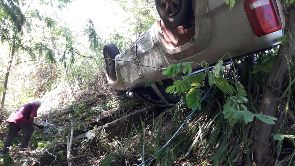 CONDUTOR PERDE CONTROLE E CAPOTA CAMINHONETE PRÓXIMO À CURVA DA MORTE NA BR 364 - News Rondônia
