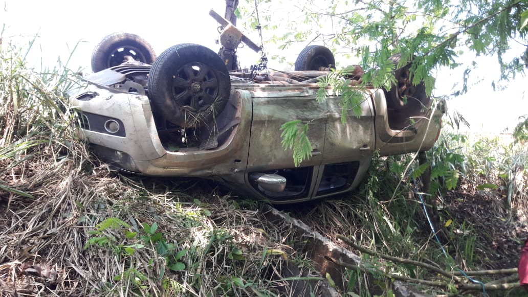 CONDUTOR PERDE CONTROLE E CAPOTA CAMINHONETE PRÓXIMO À CURVA DA MORTE NA BR 364 - News Rondônia