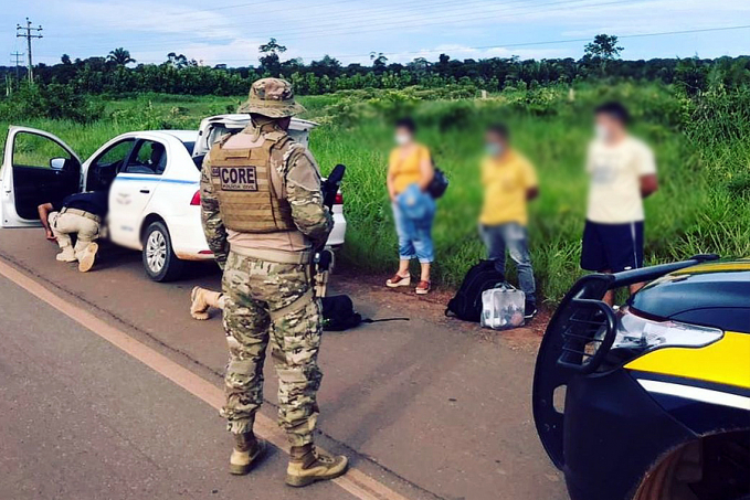 Polícia prende traficante dentro de táxi na BR-425 - News Rondônia