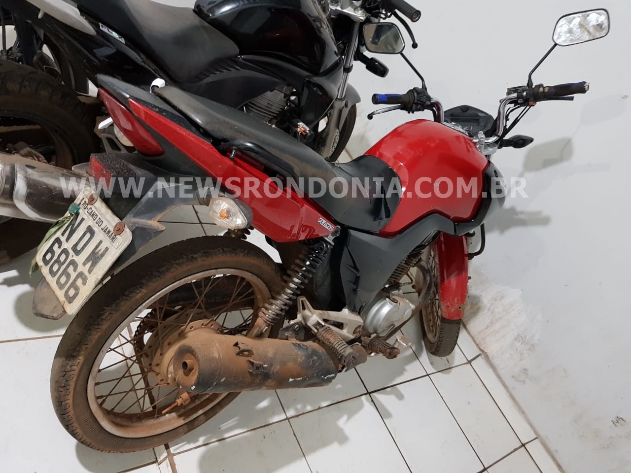 POLÍCIA ABORDA E PRENDE DUPLA COM MOTO ROUBADA NA ZONA SUL - News Rondônia