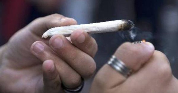 HOMEM É PRESO FUMANDO MACONHA NA ÁREA DA 17° BRIGADA - News Rondônia