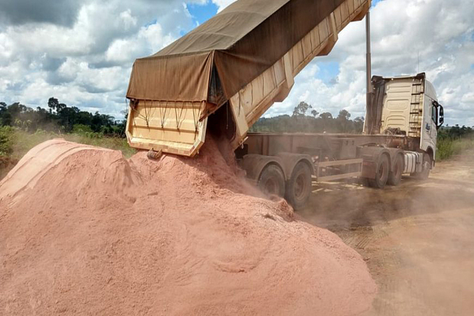 MAIS CALCÁRIO - Governo entrega mais de seis mil toneladas de calcário para 190 produtores de leite de Rondônia - News Rondônia