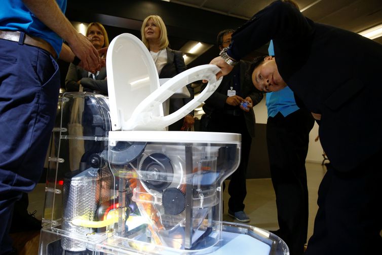 BILL GATES APRESENTA EM PEQUIM VASO SANITÁRIO QUE FUNCIONA SEM ÁGUA - News Rondônia
