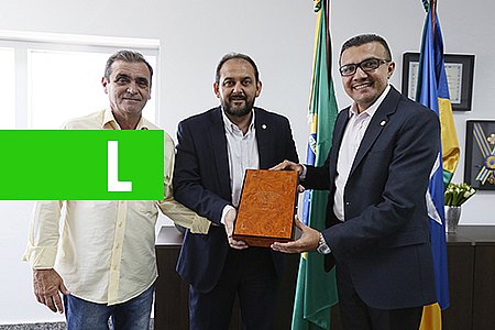 PRESIDENTE LAERTE GOMES RECEBE BÍBLIA SAGRADA ENTREGUE PELO DEPUTADO PASTOR ALEX SILVA - News Rondônia