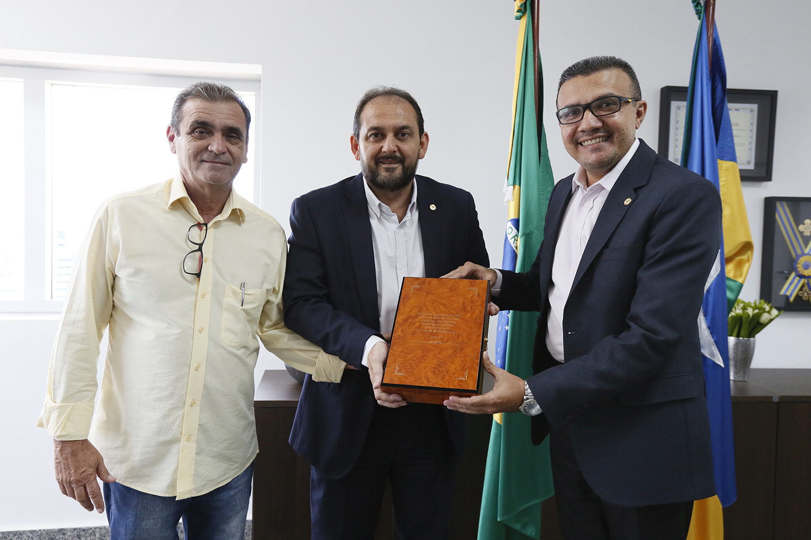 PRESIDENTE LAERTE GOMES RECEBE BÍBLIA SAGRADA ENTREGUE PELO DEPUTADO PASTOR ALEX SILVA - News Rondônia