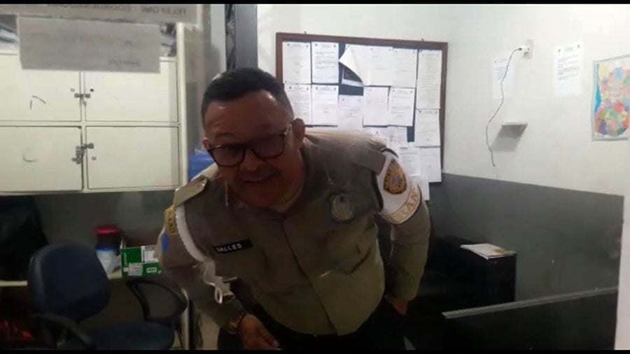 VEJA O VÍDEO  APÓS AGREDIR ADVOGADO, AGENTE DA SEMTRAN XINGA JORNALISTA DENTRO DA CENTRAL DE POLÍCIA - News Rondônia